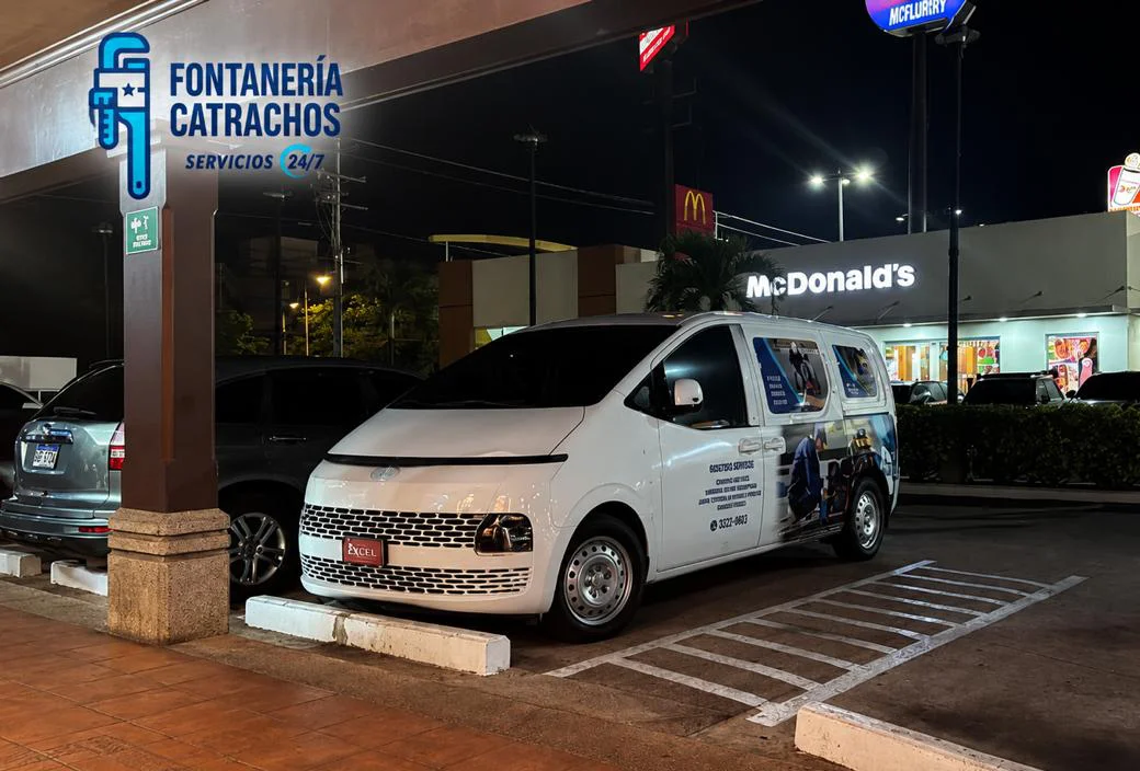 Unidad móvil rotulada de Fontanería Catrachos